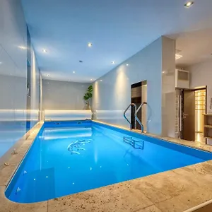 https://villa-la-piscine-karaok-jeux.hotels-rhonealpes.com
